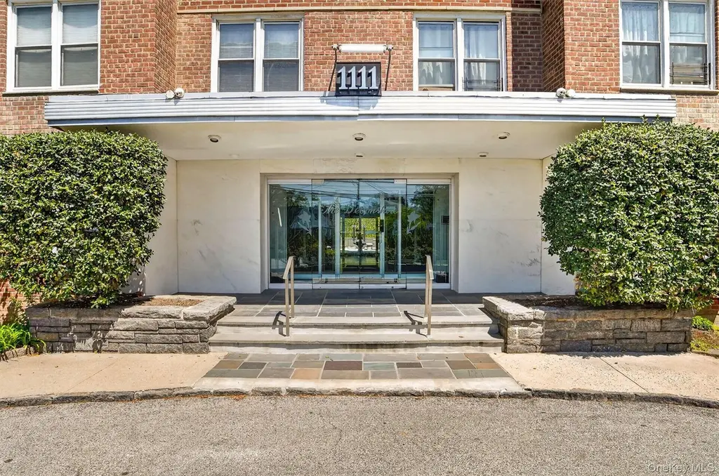 1111 Midland Ave Unit 1B