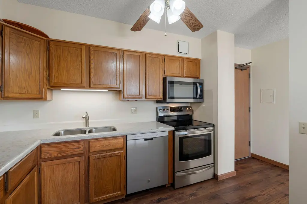 7600 Golden Valley Rd #1004