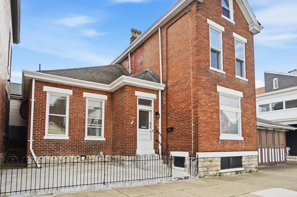 226 W 10th St
