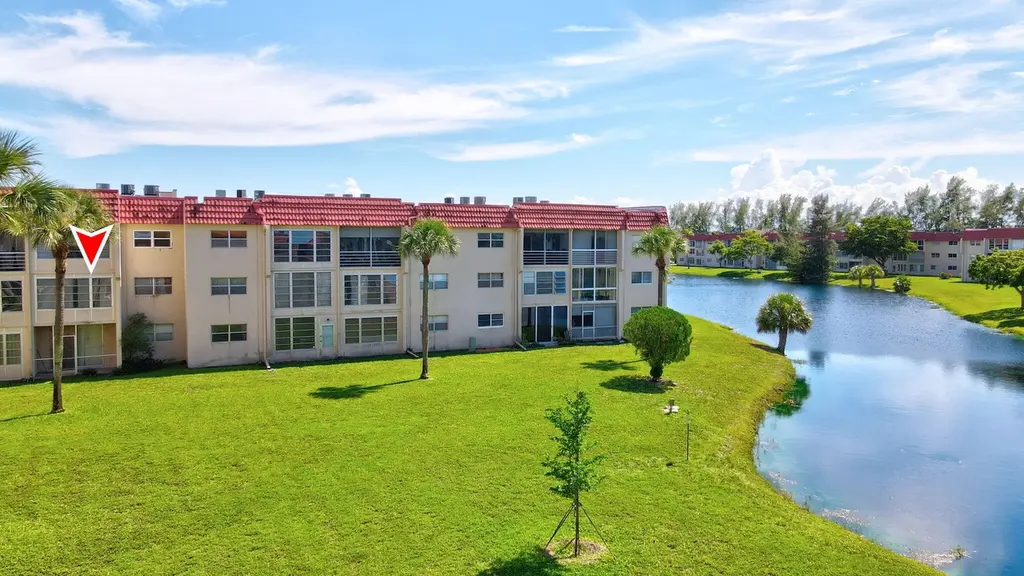 2751 E Sunrise Lakes Dr #204