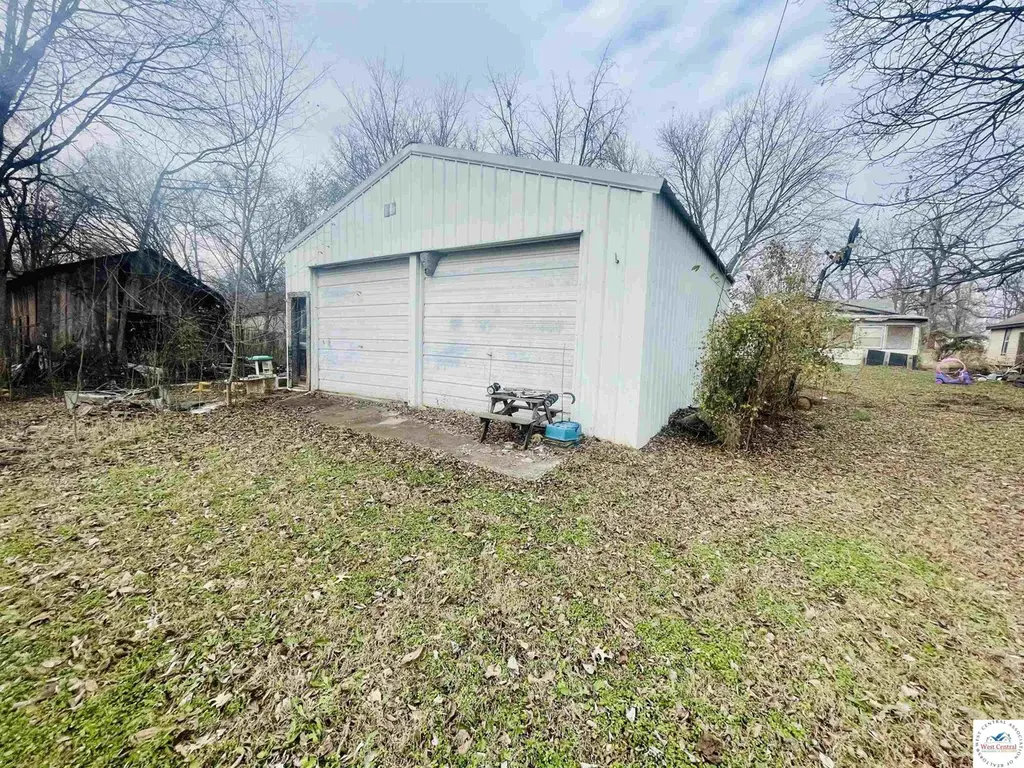 275 W 1st St