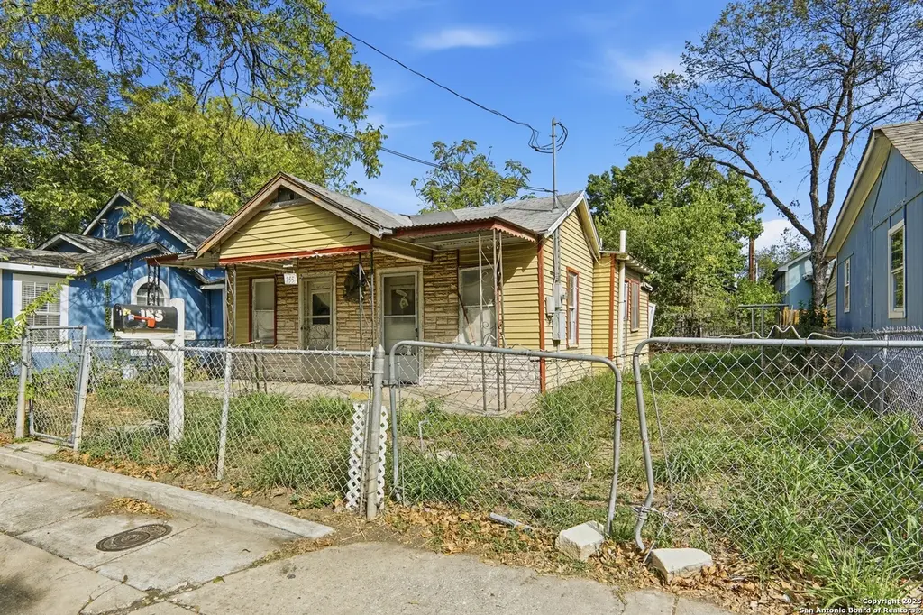 155 W Zavalla