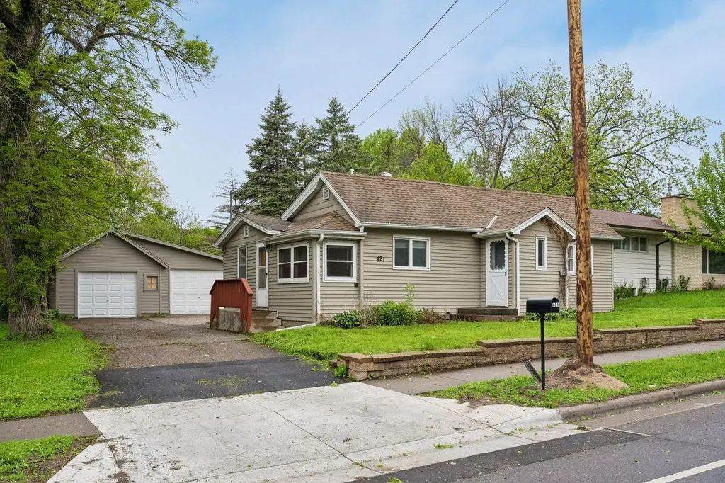 421 Buffalo Ave S