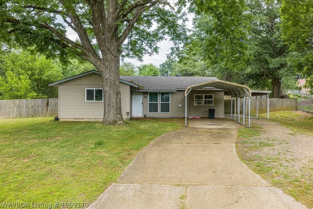 1114 Crescent Dr