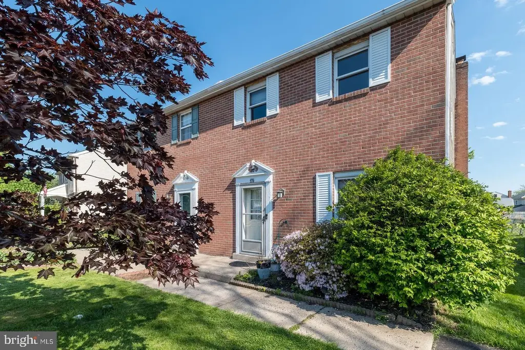 207 Hickory Dr