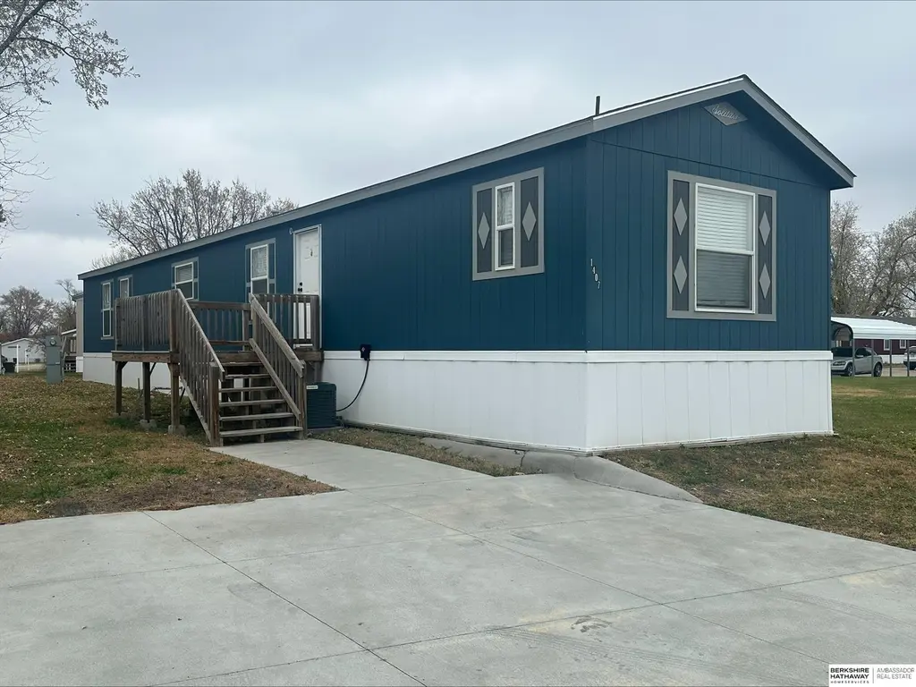 1407 W Commodore Blvd