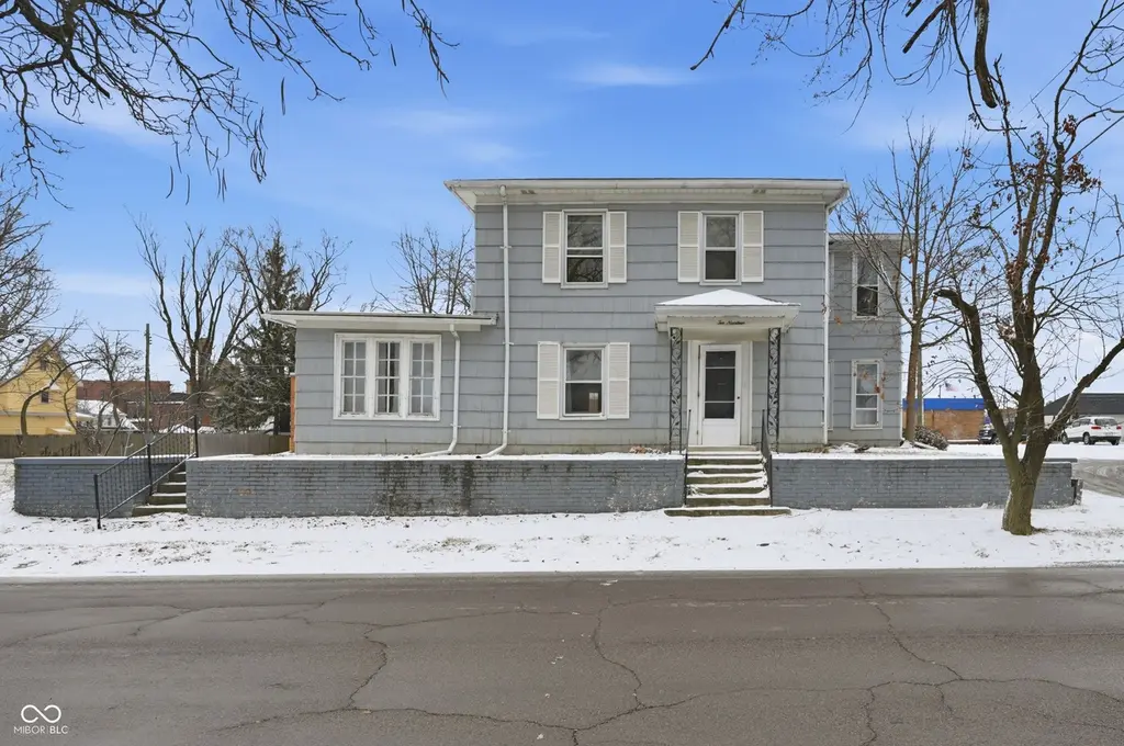 219 W Kickapoo St