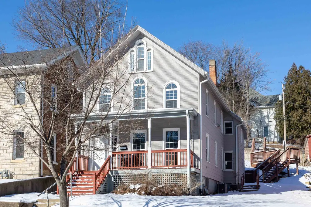 517 Loras Blvd