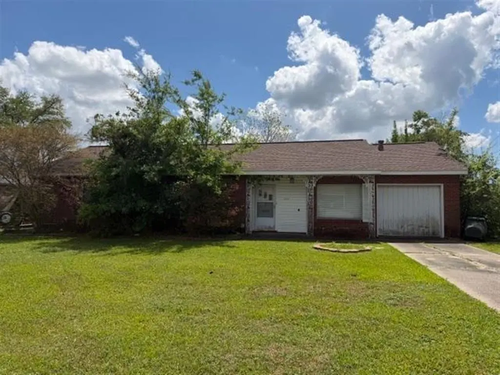308 E Claude St E