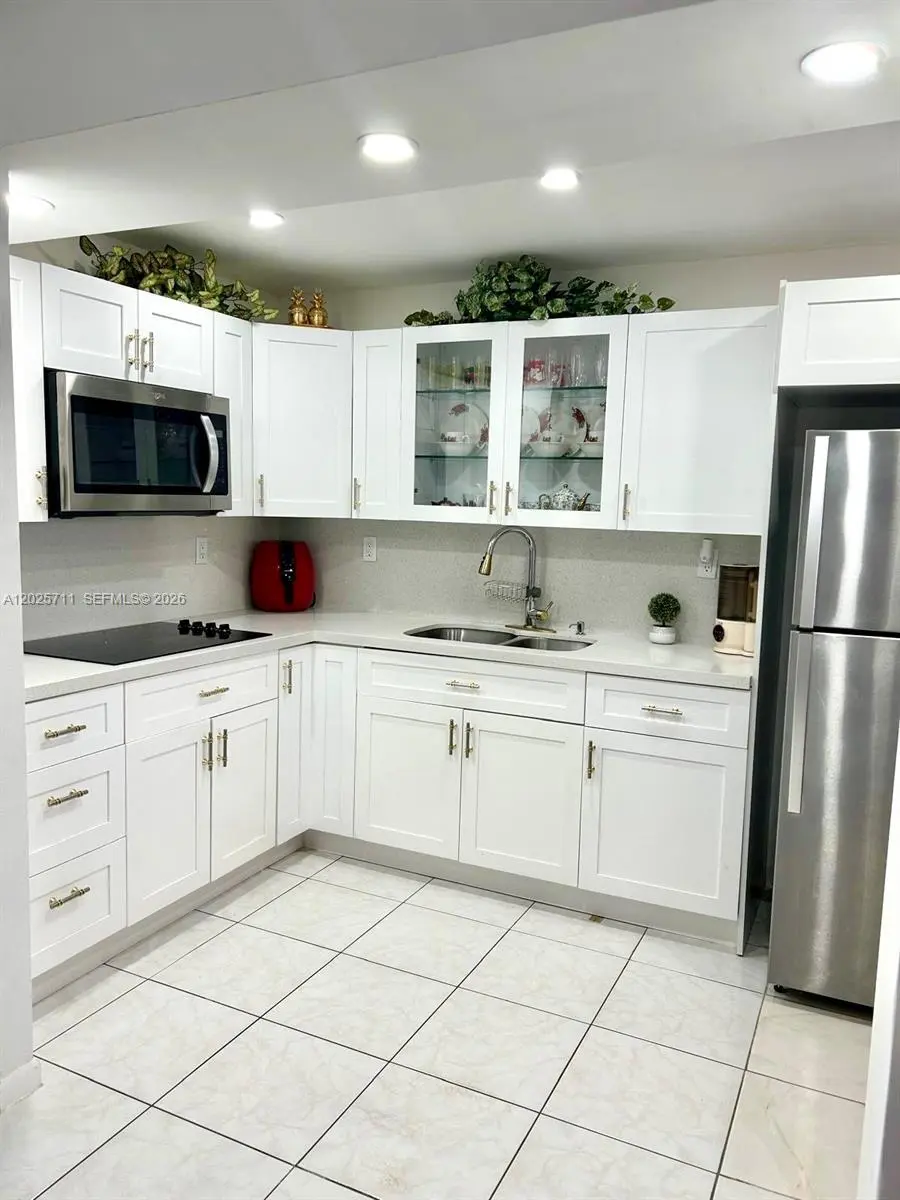 9081 Sunrise Lakes Blvd #113
