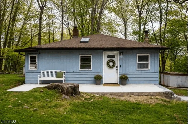 15 Mohican Ave