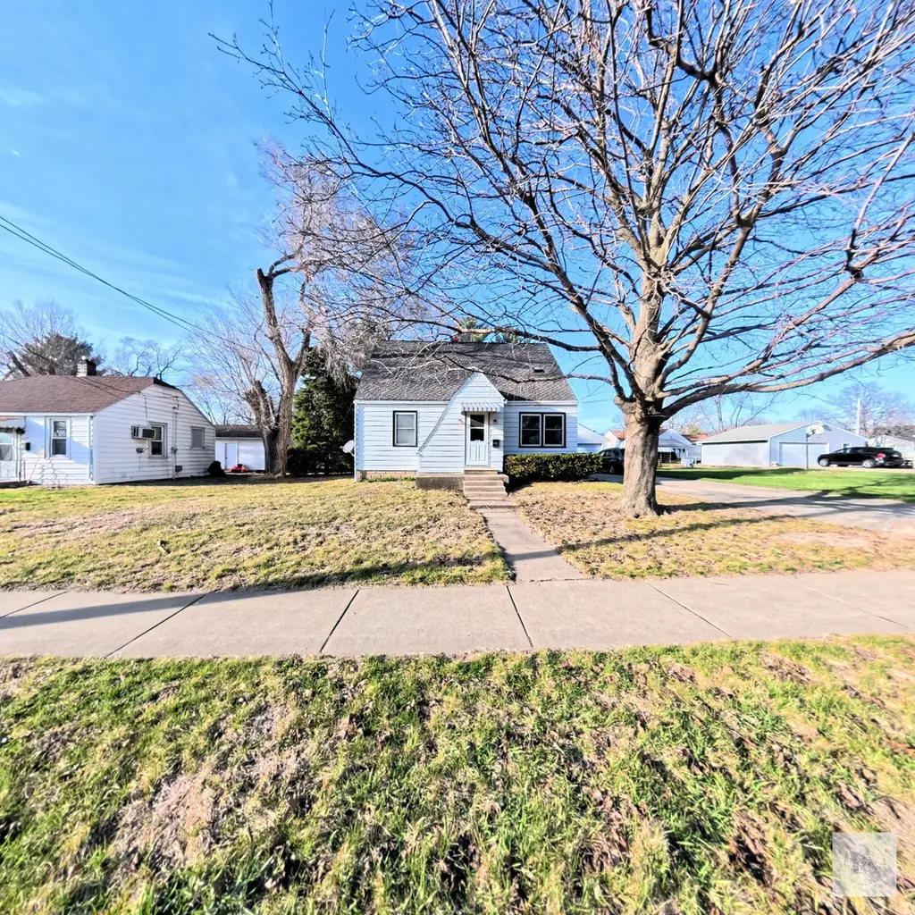 206 E 4th St