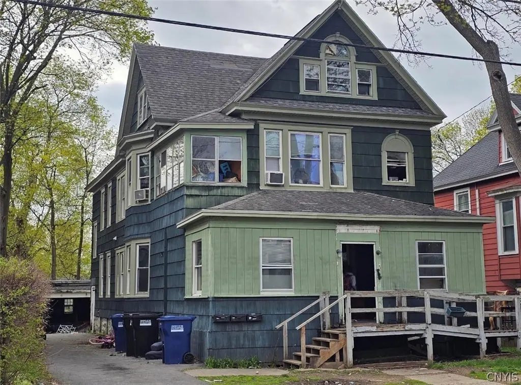 709 Oak St