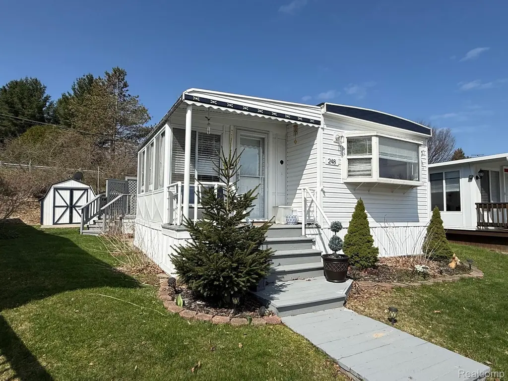 248 Shoreline DR Dr W