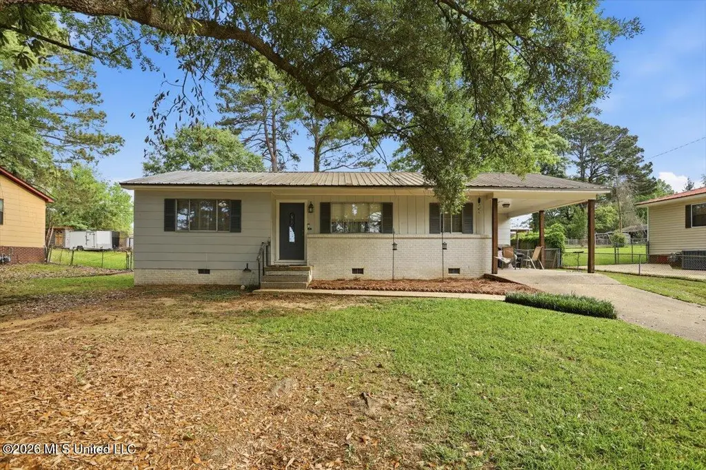 1946 Carolyn Ln
