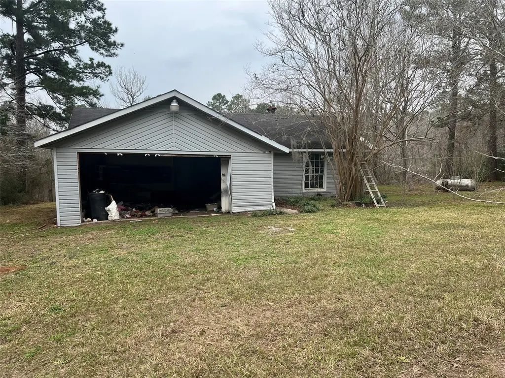 951 Lakeshore Dr