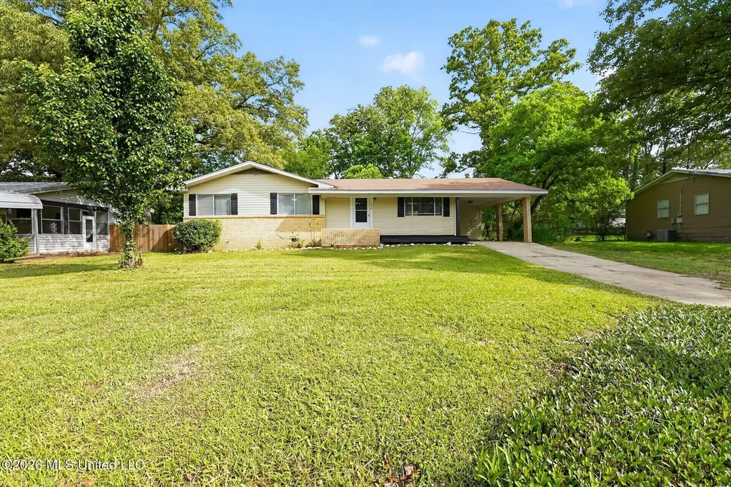 330 Mary Ann Dr