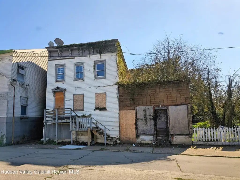 225 1/2 Columbia St