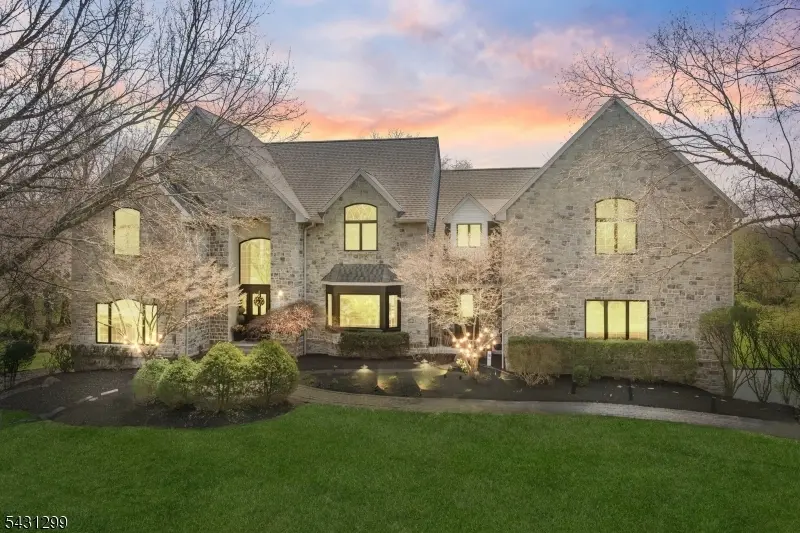 25 Carsdale Dr
