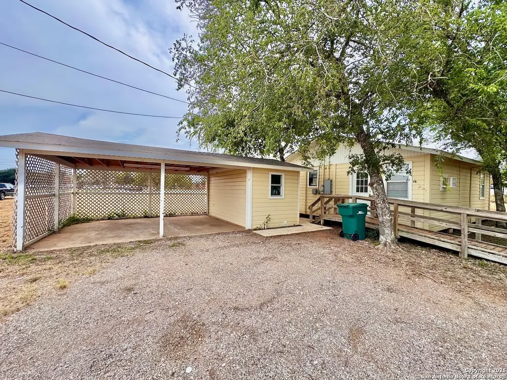 201 Zanderson Ave