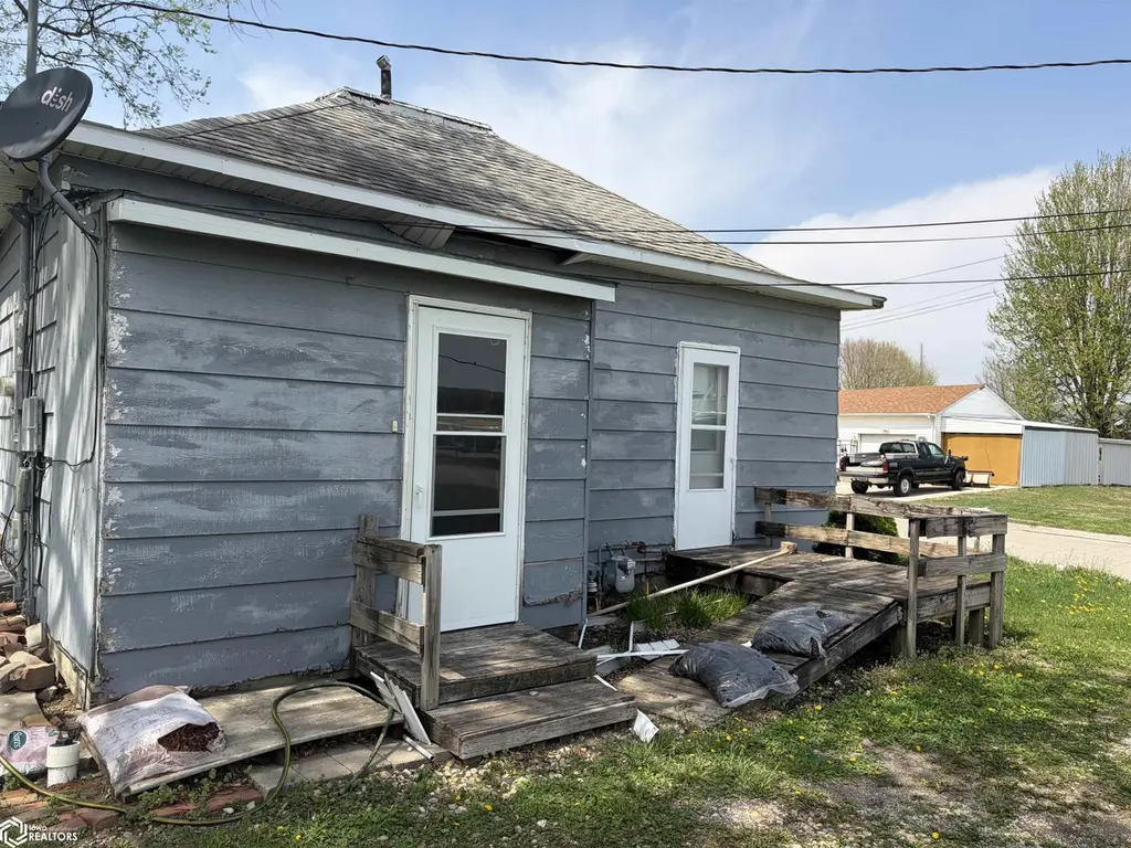 1223 E Lincoln