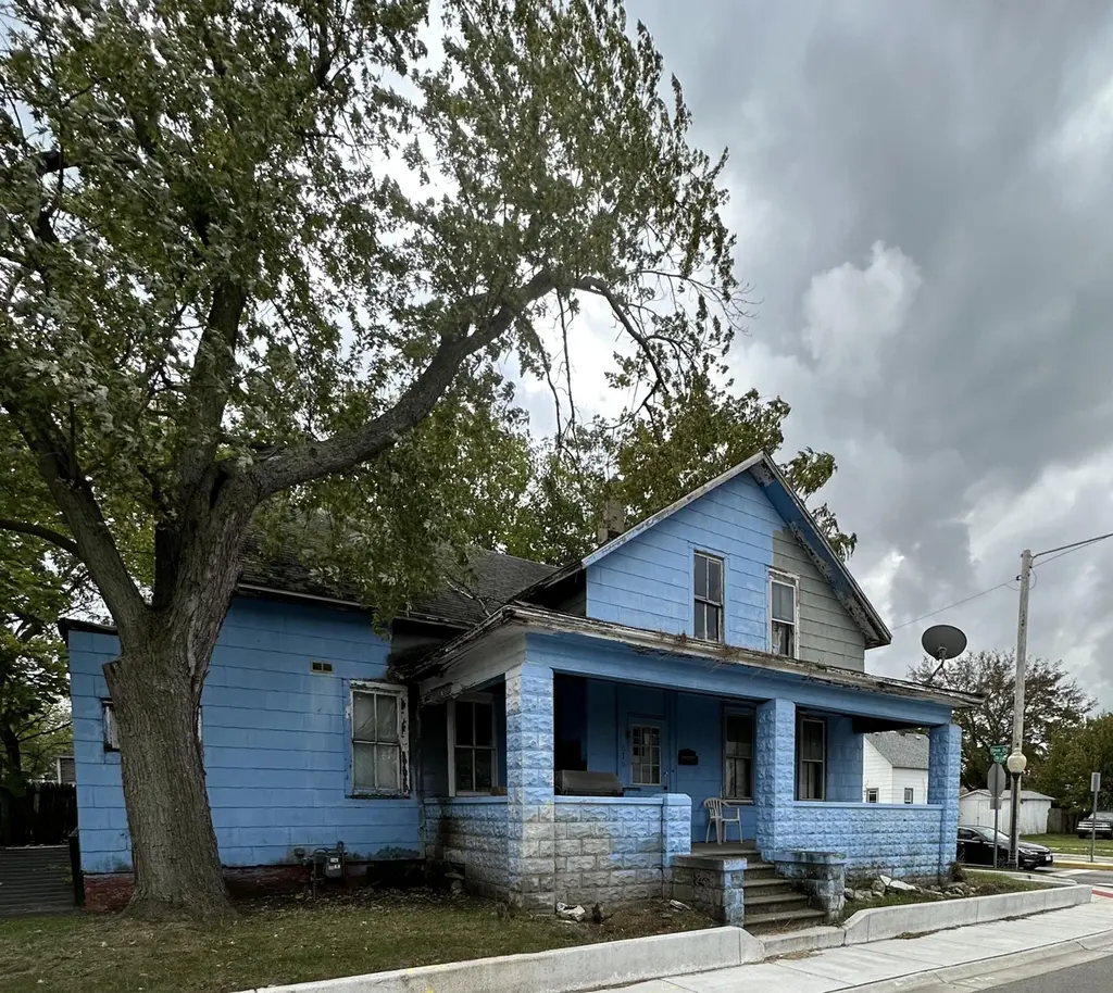 616 W 11th St