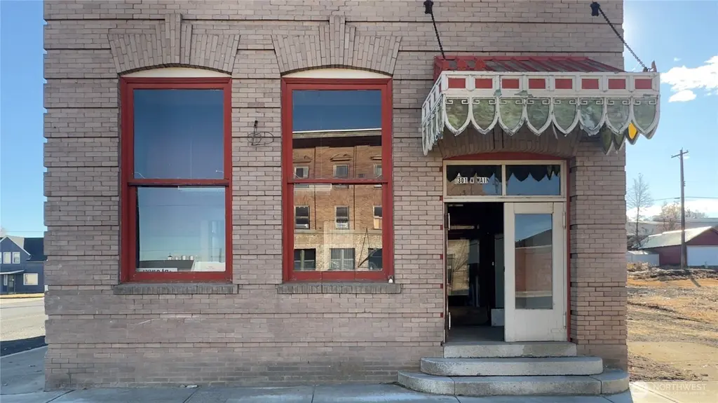 301 W Main St