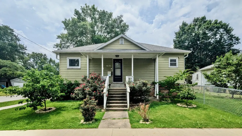 410 E 4th St