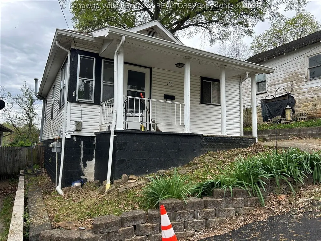 123 Marion St