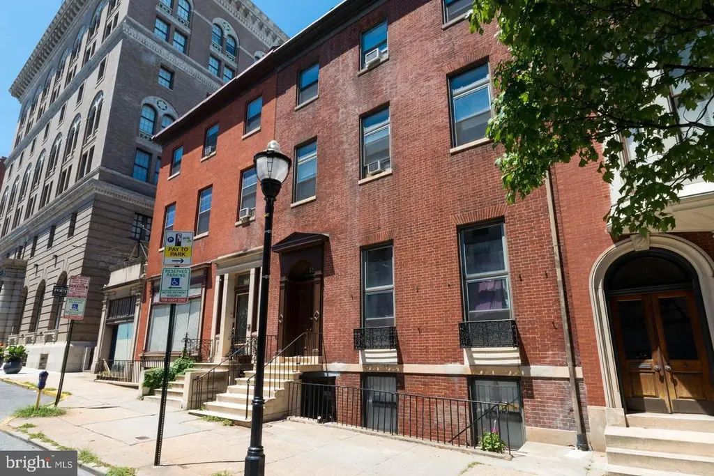 18 W Franklin St