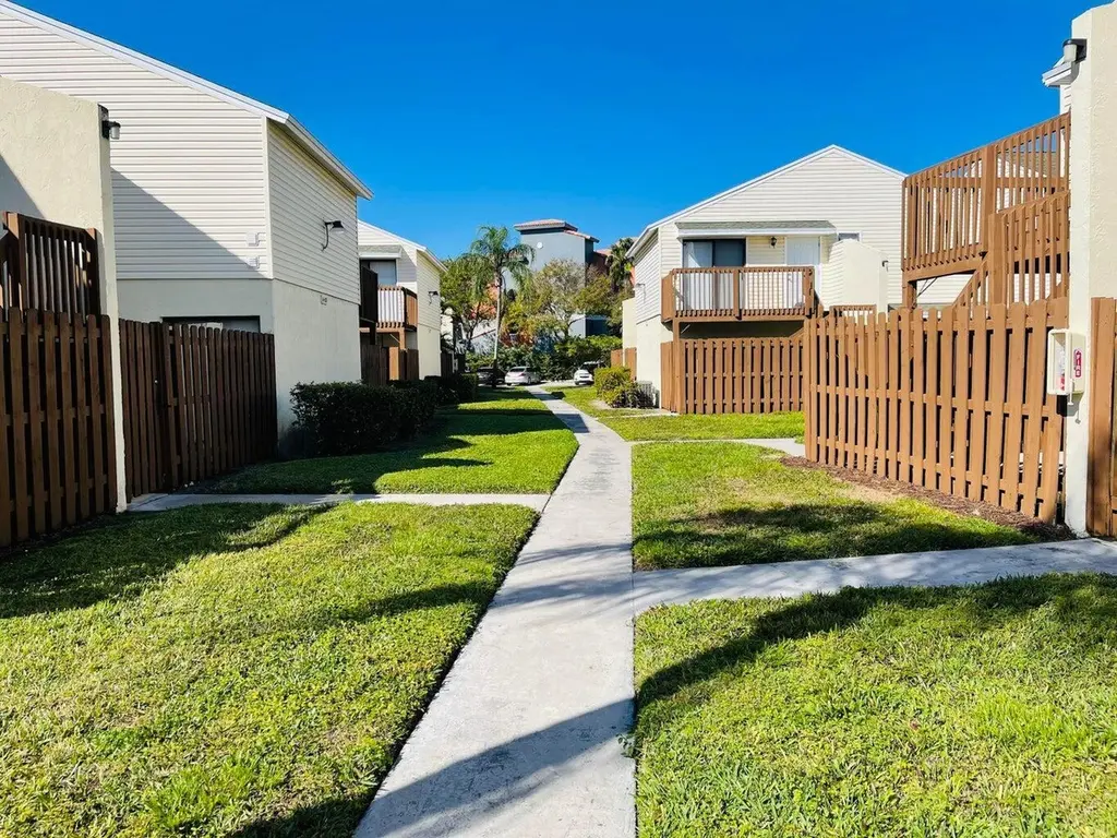 637 Executive Center Dr Unit N208
