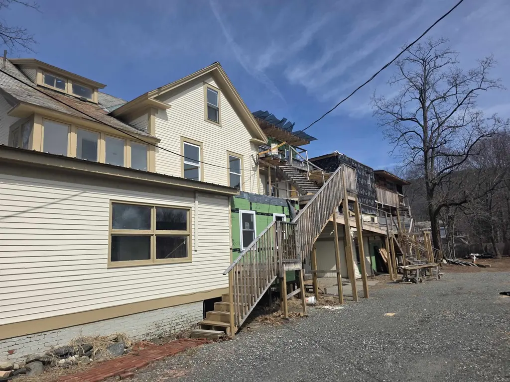 33 Oak St
