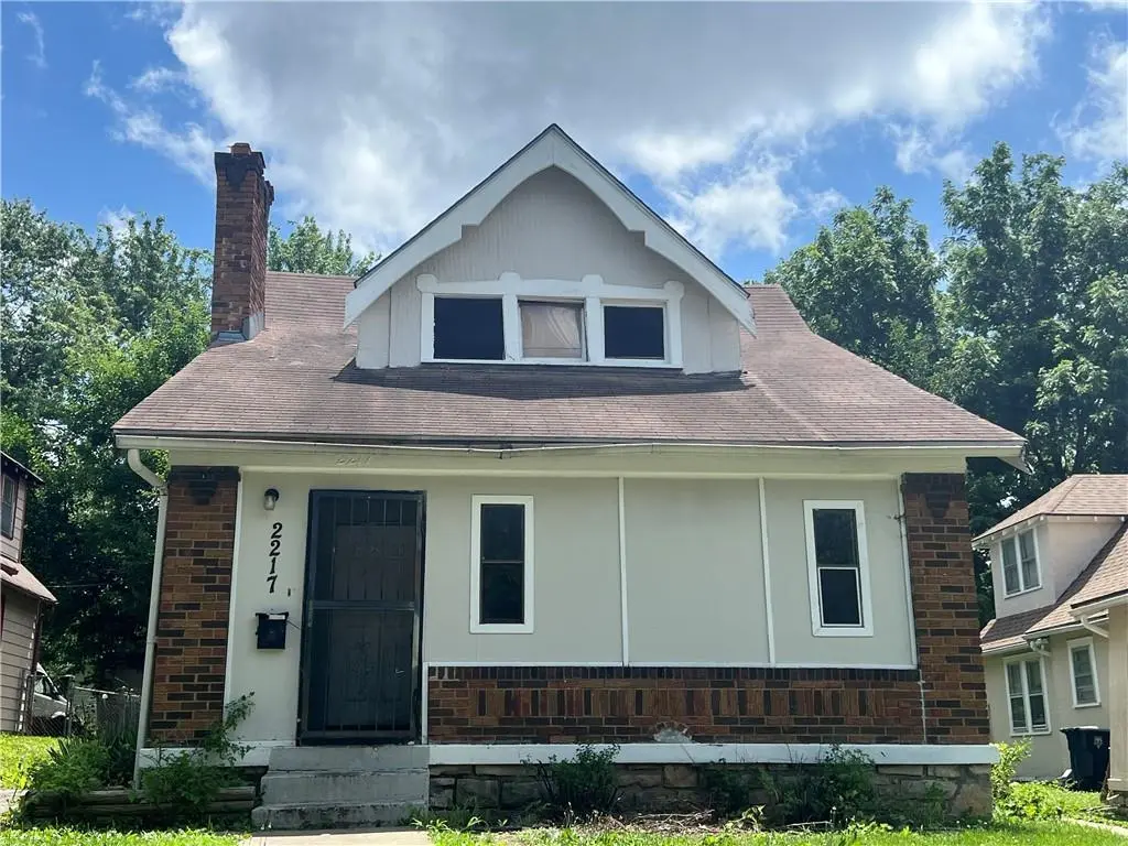 2217 E 67th Ter