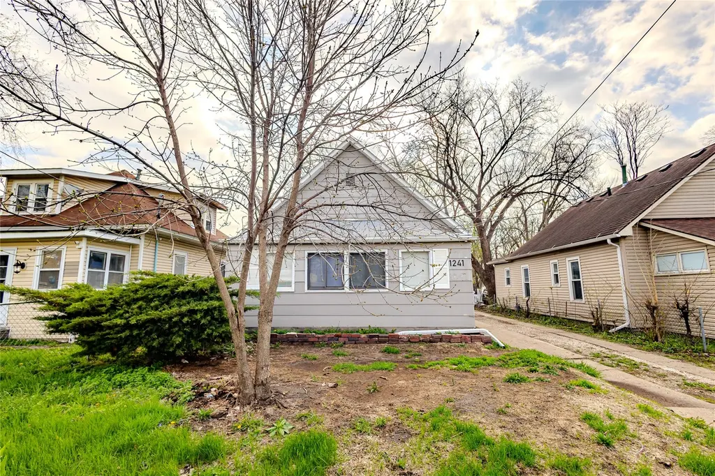 1241 E 17th Ct