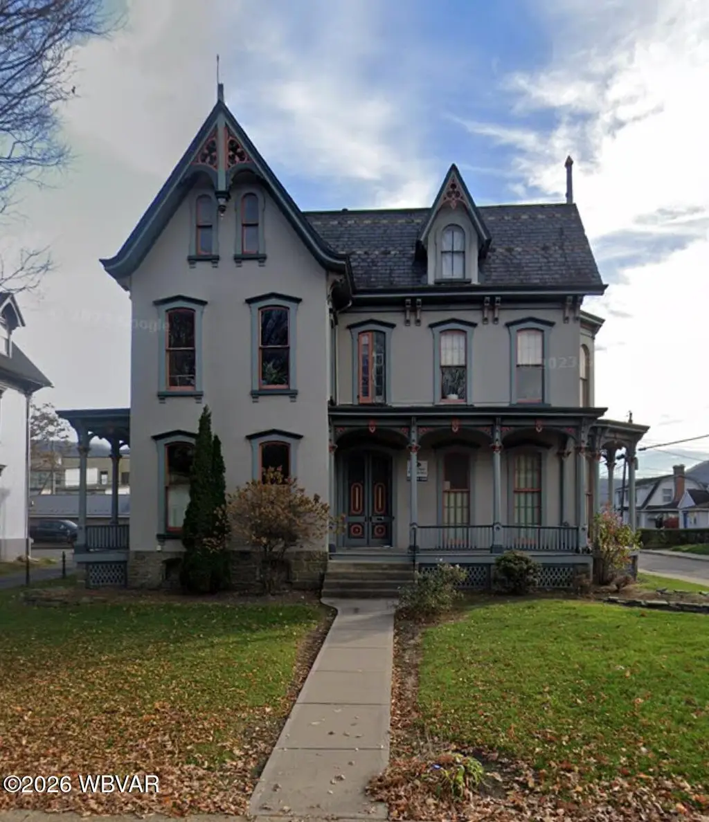 1075 W 4th St