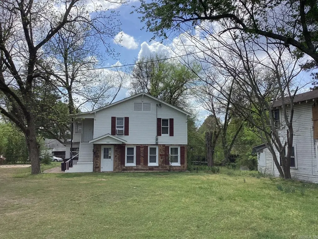 828 E Main St