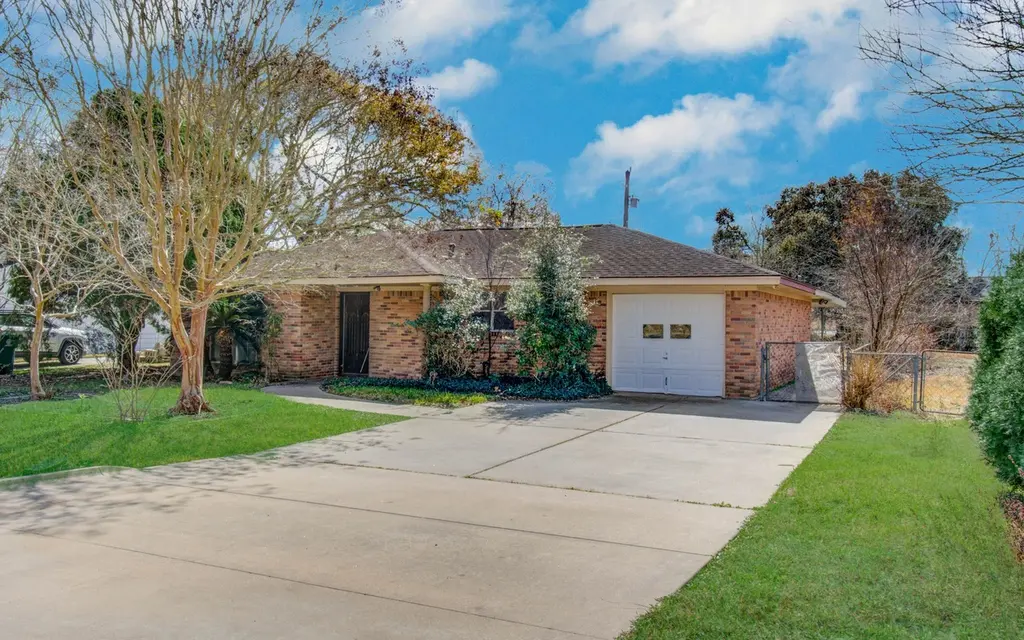 8428 Swiftwater Ln