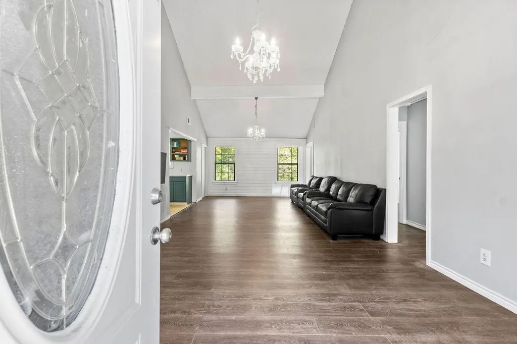 221 Sharon Ln