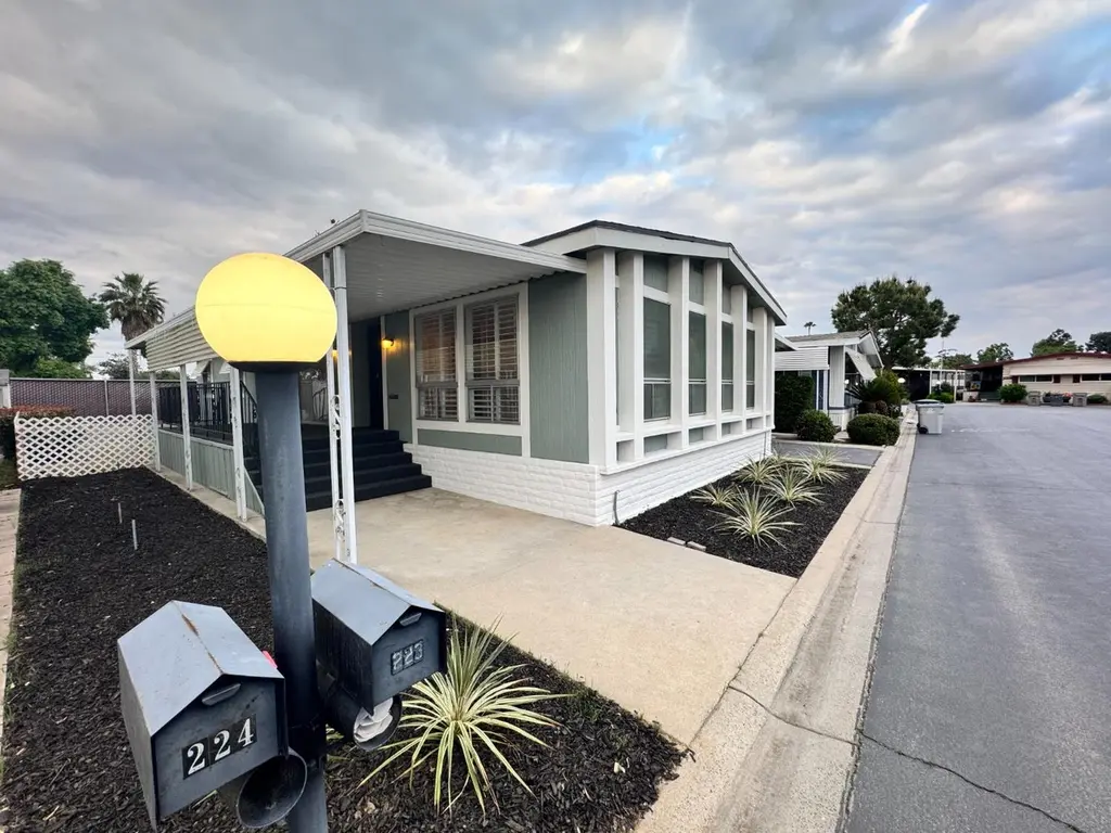 2706 W Ashlan #223