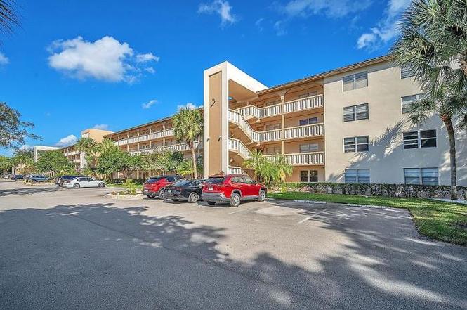 2302 Lucaya Ln Apt D2