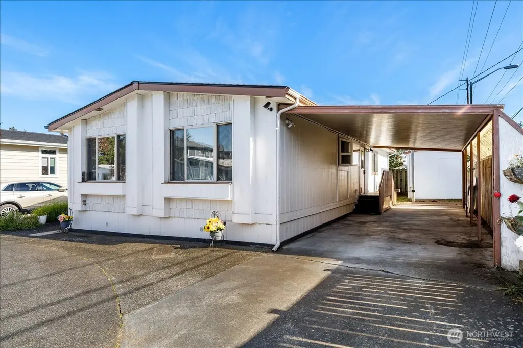 225 NE Ernst St #93
