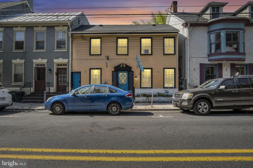 10 W Pomfret St