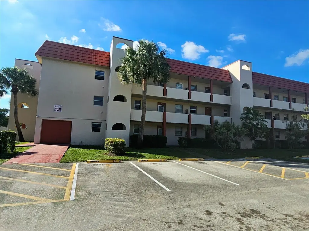 3051 Sunrise Lakes Dr #203