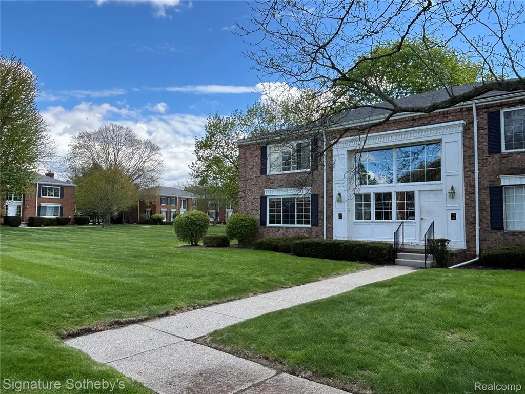 689 E Fox Hills Dr #65
