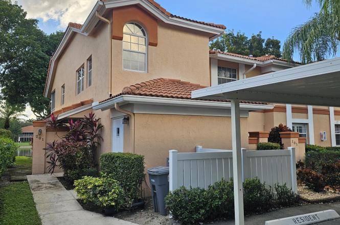9637 Shadybrook Dr #201