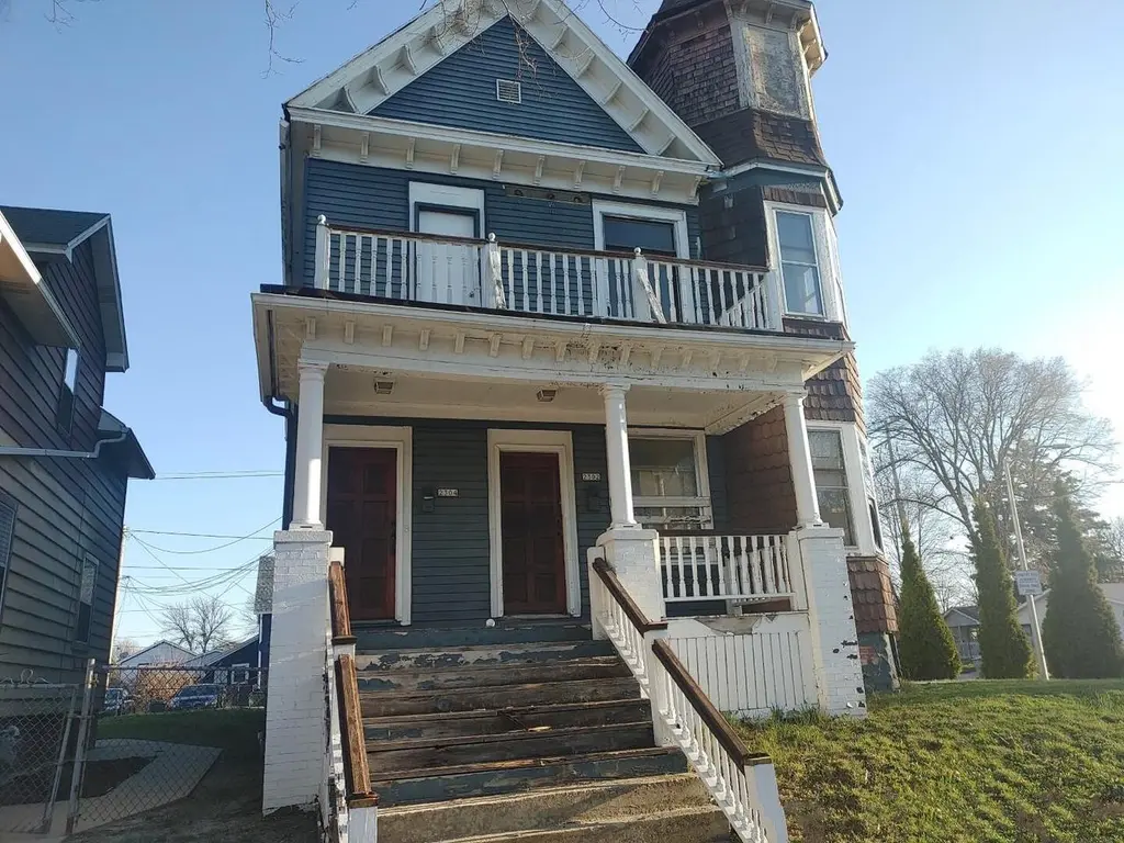 2302 W Galena St