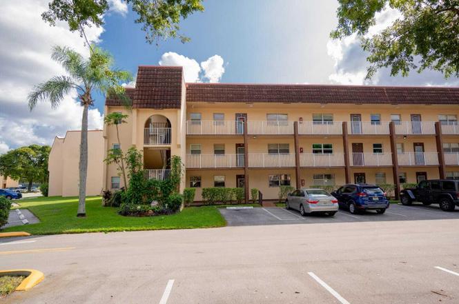 8861 Sunrise Lakes Blvd Unit 301