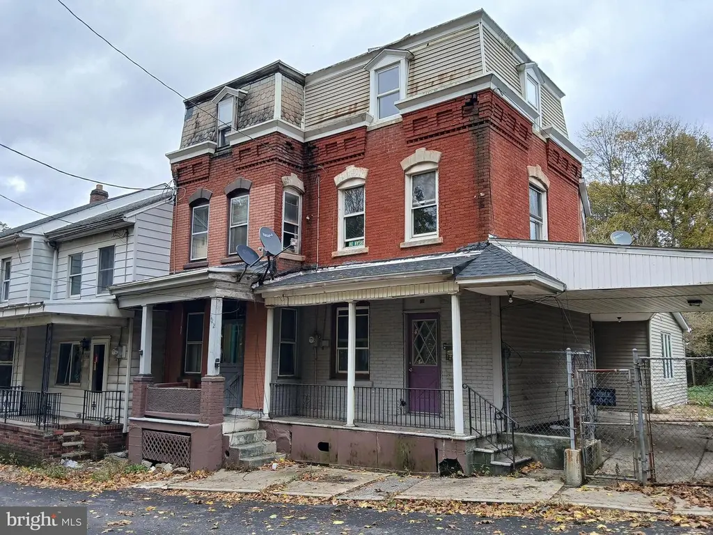 120-122 N Line St