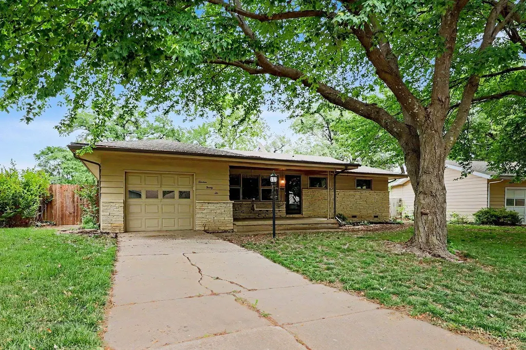 1322 N Lakeview Dr