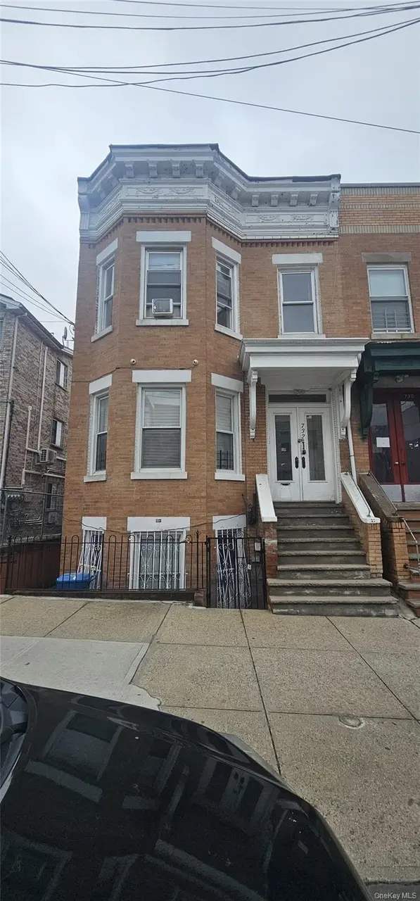 732 Van Nest Ave